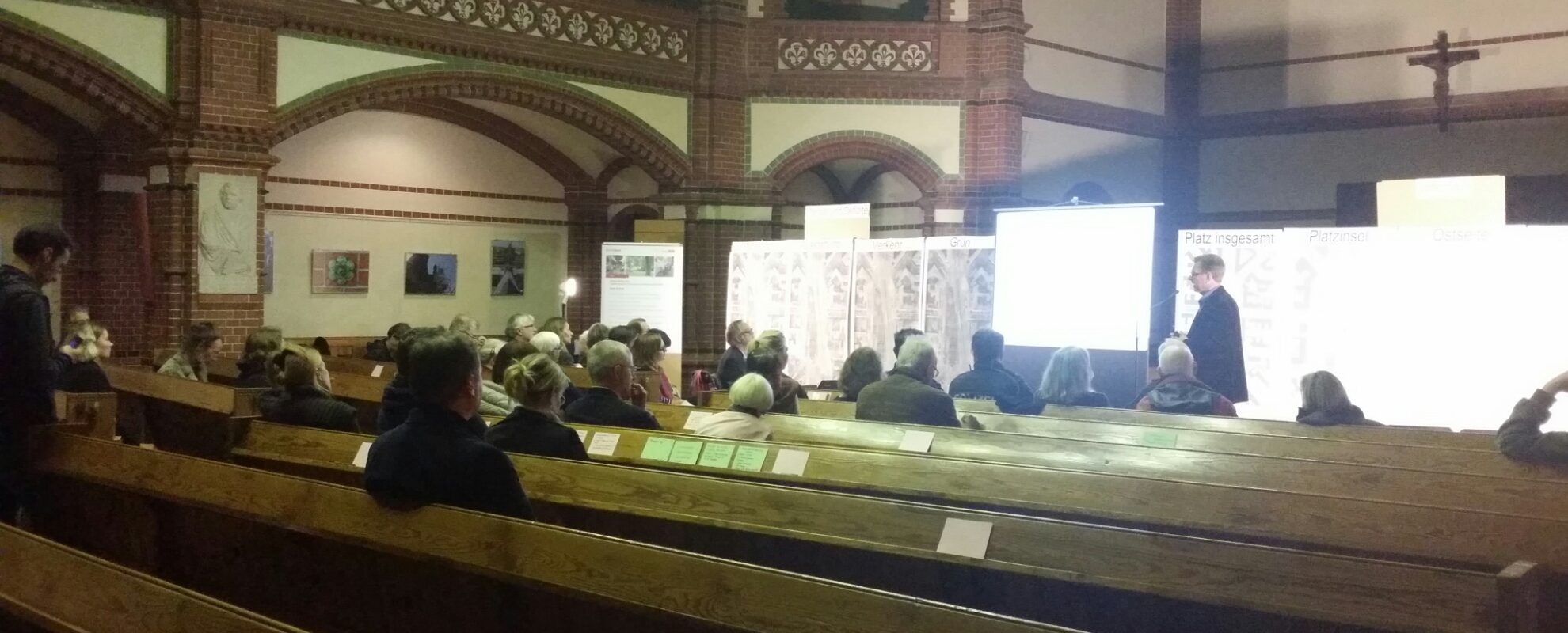 Bürgerversammlung am 6.10.2016 zur Umgestaltung des Friedrich-Wilhelm-Platzes in der Kirche Zum Guten Hirten Bürgerversammlung am 6.10.2016 zur Umgestaltung des Friedrich-Wilhelm-Platzes in der Kirche Zum Guten Hirten